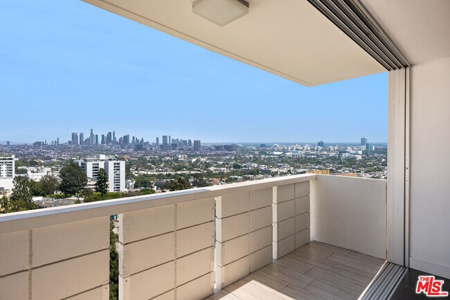 Foto del edificio - 8787 Shoreham Dr