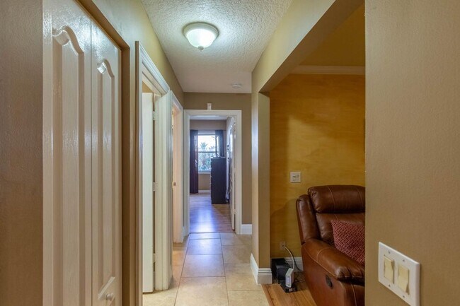 Building Photo - 10746 Oak Bend Way