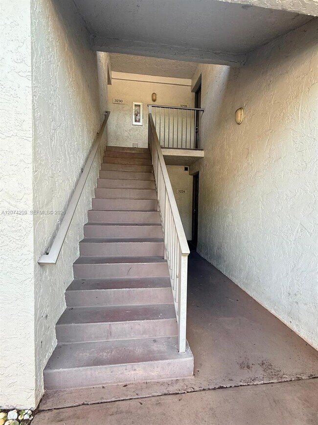 Foto del edificio - 3228 Coral Lake Dr