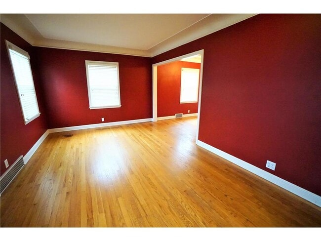 Building Photo - 2640 Inglewood Ave S