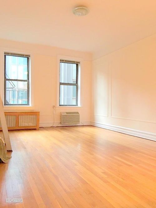Building Photo - 214 E 51st St
