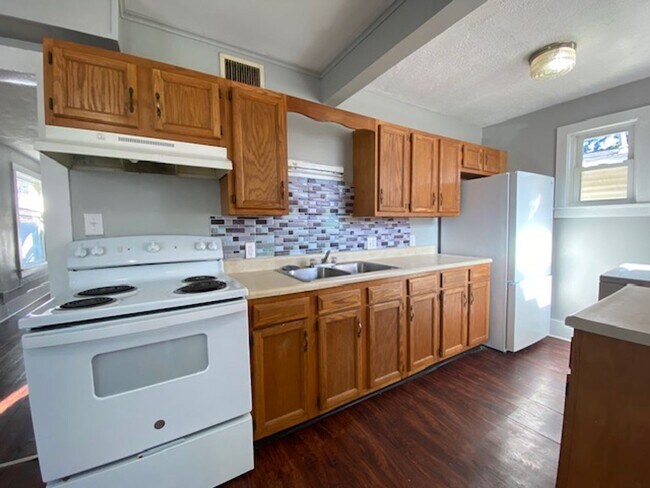 Foto del edificio - 1-198 1/2 E High St