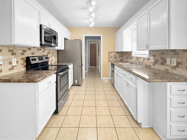 Foto del edificio - Spacious 3 Bed/3 Bath Midtown Home with Oversized Garage, Large Deck, and Storage Shed