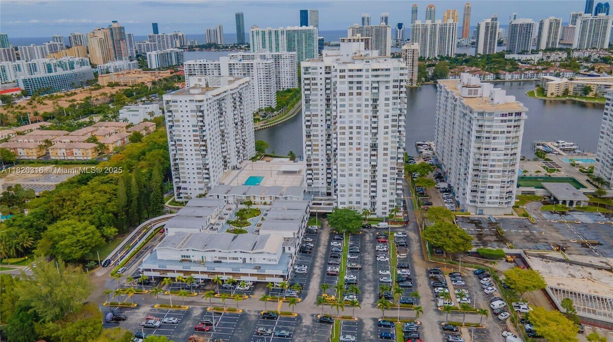 Foto principal - 2750 NE 183rd St