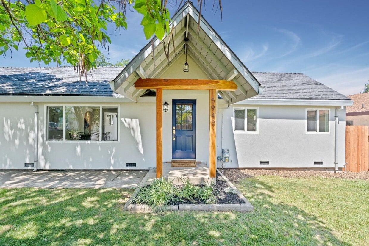 Primary Photo - Beautiful Spacious Fully Remodeled Home in...