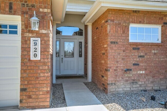 Building Photo - Amazing Three Bedroom in Four Hills!!