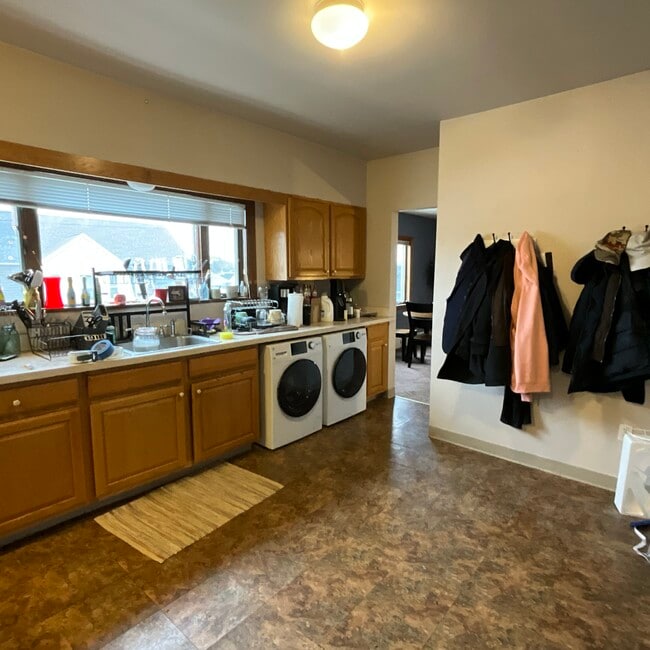 Building Photo - 325 Main St