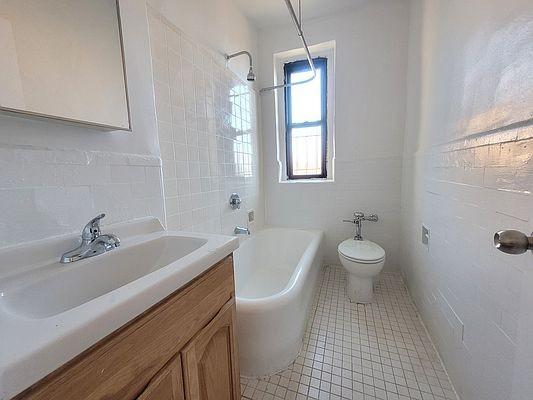 Building Photo - 1 bedroom in BRONX NY 10456