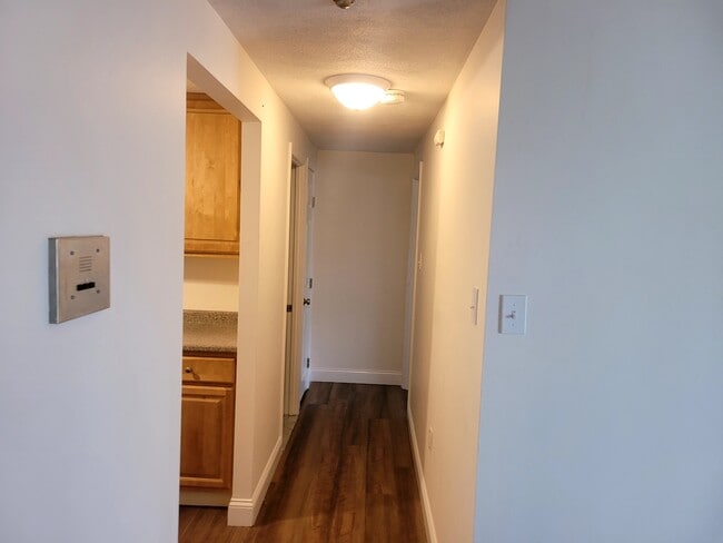Building Photo - 65 Greentree Ln