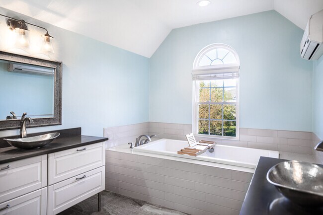 Foto del edificio - Absolutely gorgeous 4BD/3BA home in Charlo...