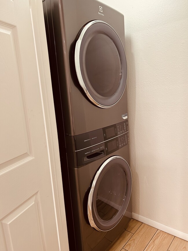 Building Photo - 1216 E Waterside Cv