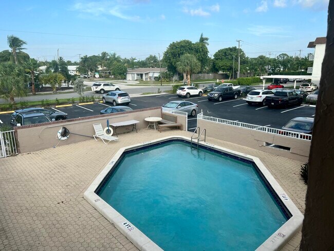 Building Photo - 1100 SE 4th Ave