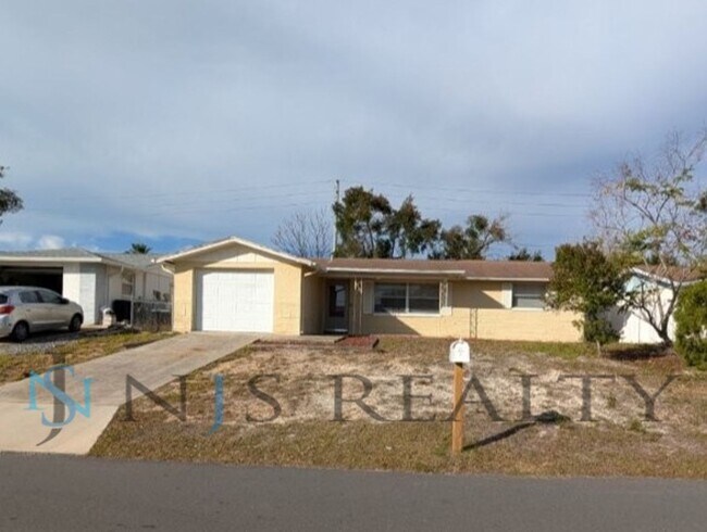 Foto del edificio - JUST REDUCED!!!  Large 2/2/1 1060 sq ft home with INDOOR LAUNDRY, a full garage, updated kitchen ...