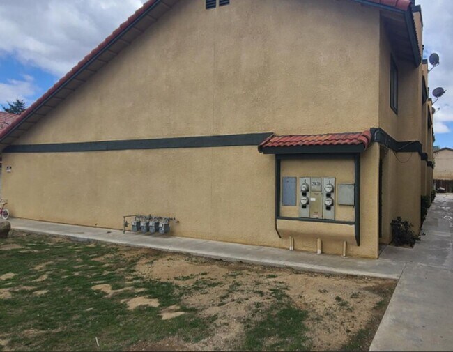 Building Photo - 21640 Brook Dr