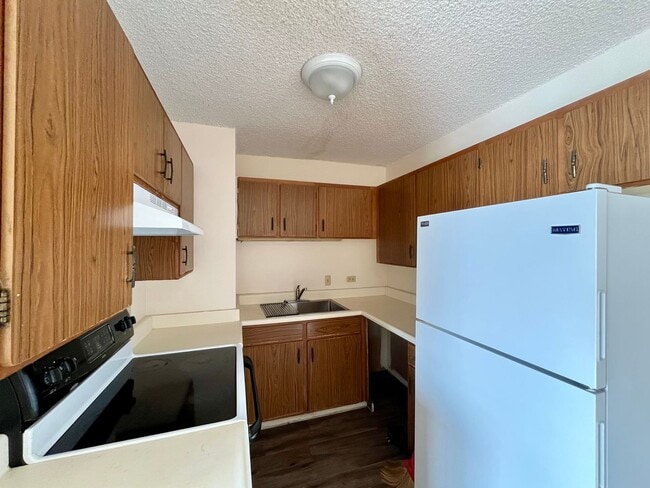 Building Photo - Liliha Square: 2 Bed, 1 Bath Apartment w/ ...