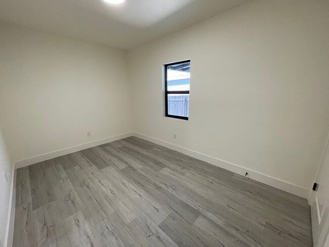Building Photo - 1846 Klauber Ave