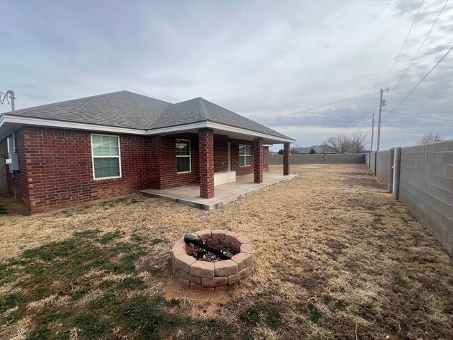 Building Photo - 2207 Boxwood Cir