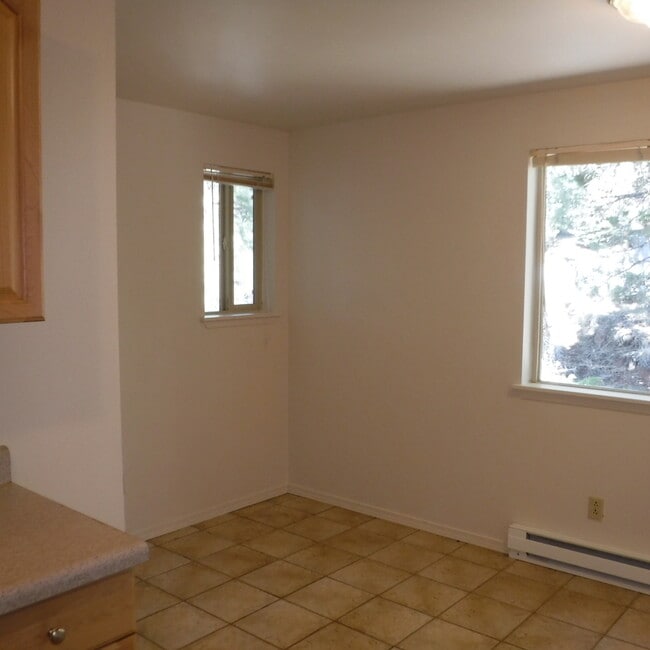 Building Photo - Conveniently Located 2 Bed/1 Bath Unit on ...