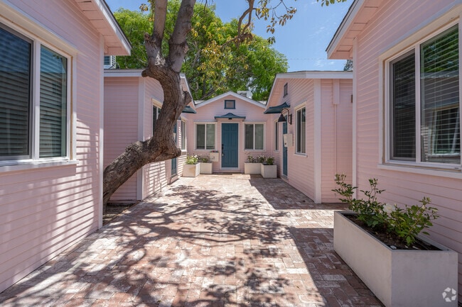 Building Photo - 314 N Venice Blvd