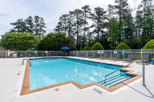 Swimming Pool - Foxridge Apartments