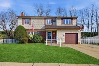 Building Photo - 10 Leanore Dr