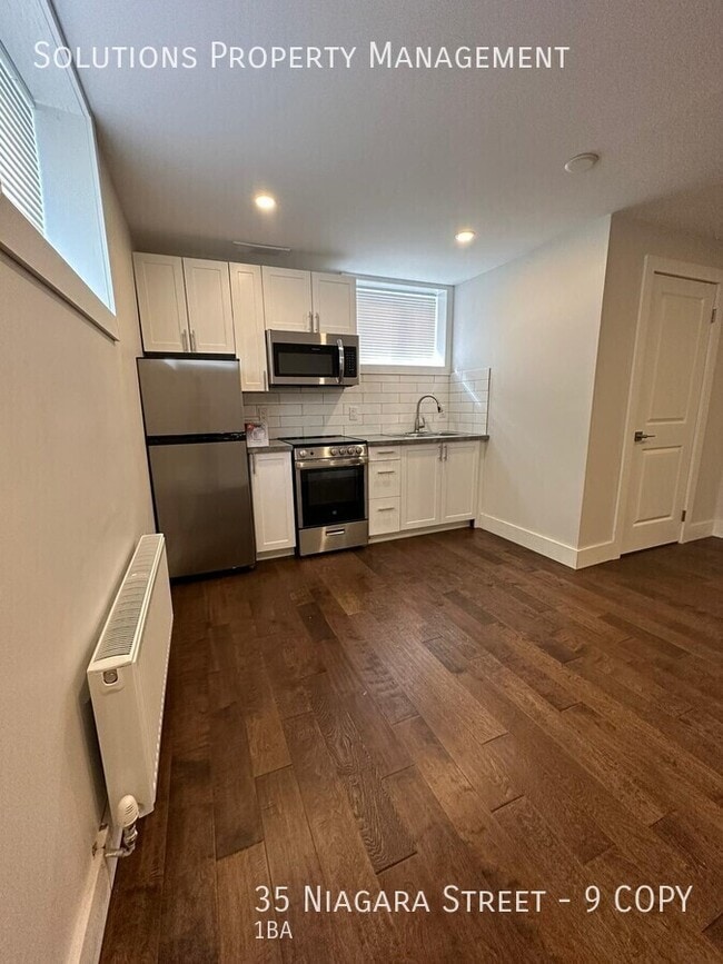Building Photo - *Not Your Typical Bachelor Unit*