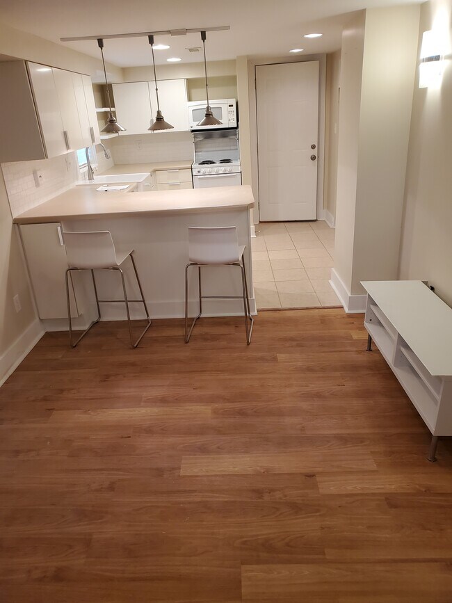 Foto del edificio - 1206 E 8th St