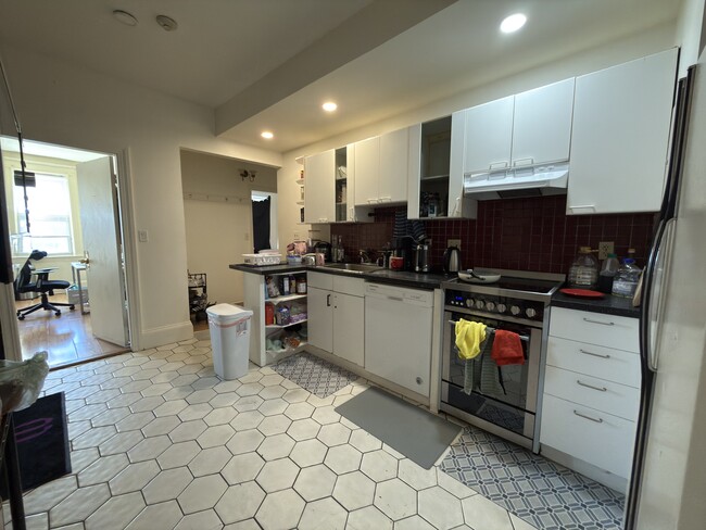 Building Photo - 56 Park Vale Ave