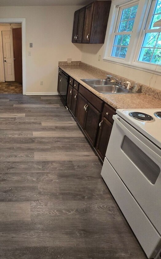 Building Photo - 3 bedroom home