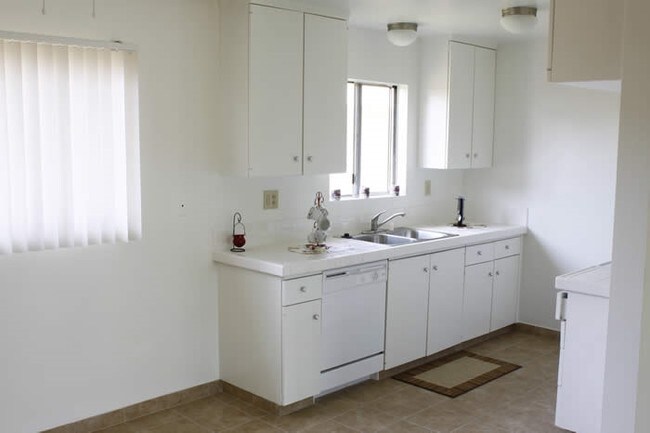 Cocina - 23105 Madison Avenue Apartments