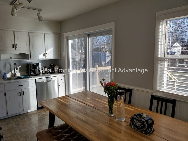 Building Photo - Bright and Renovated Near Downtown Royal Oak