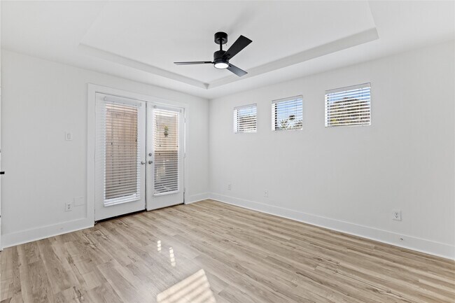 Building Photo - 5941 S Loop E