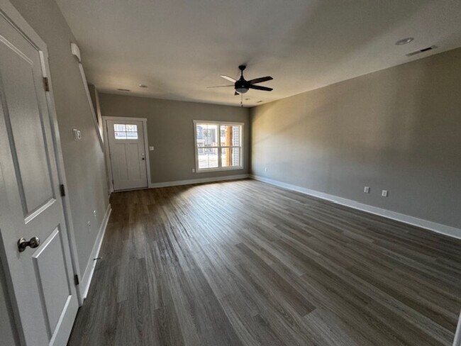 Foto del edificio - New Construction Townhomes in Evington-Cam...