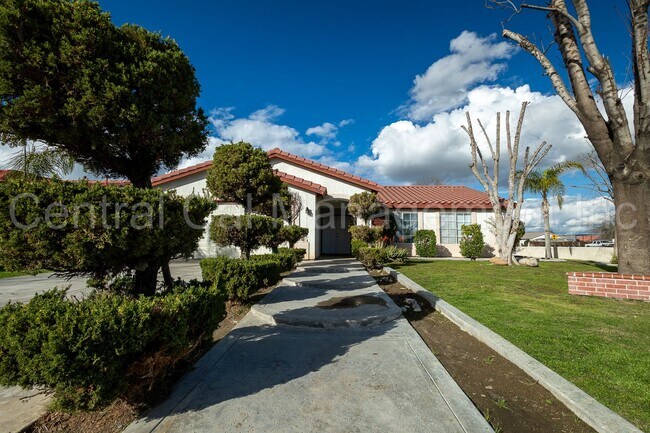 Building Photo - 3 Bedroom, 2 Bath Home - $2100 per month!