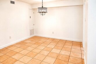 Building Photo - 2744 Briarhurst Dr
