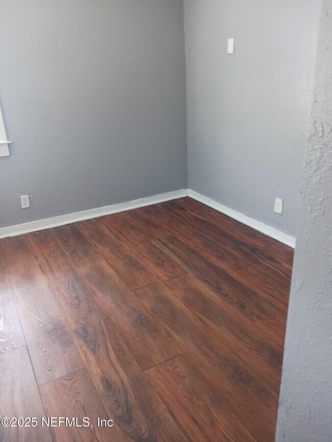 Foto del edificio - 1243 W 25th St