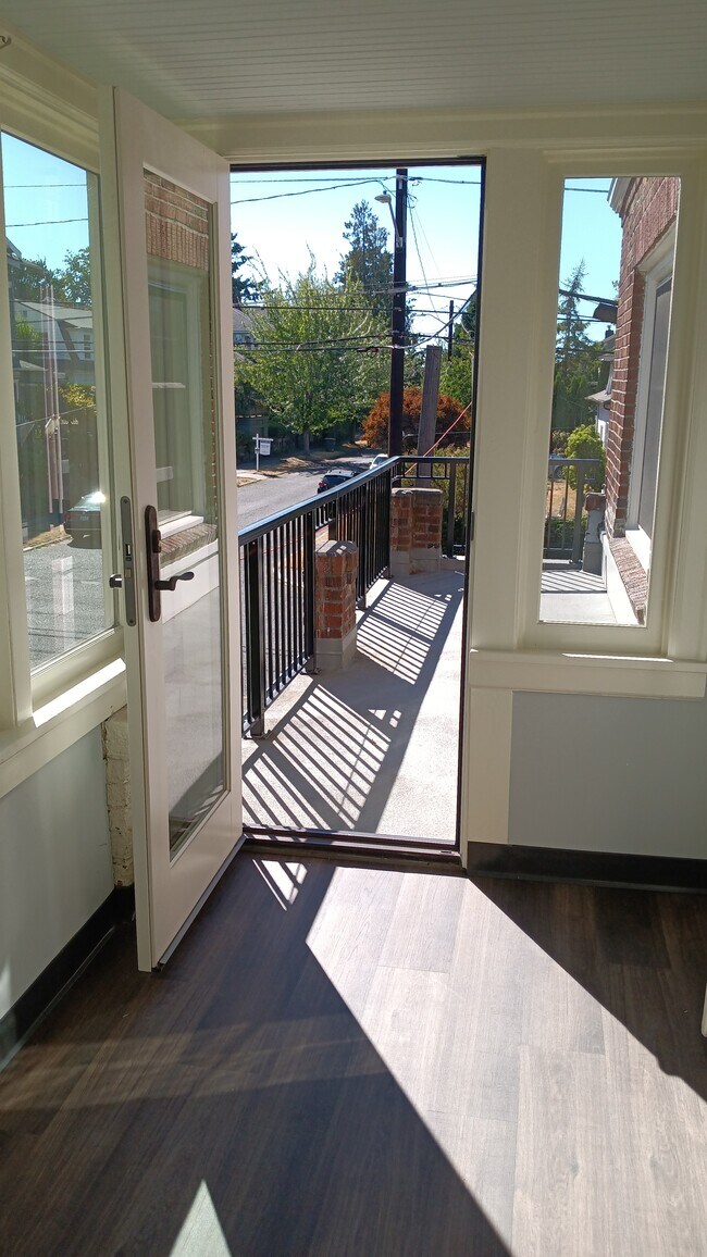 Private Deck - 400 Blaine St