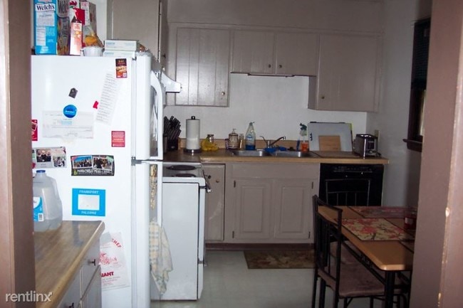 Building Photo - 3 br, 1 bath Apartment - 4 Windy Hill Rd.