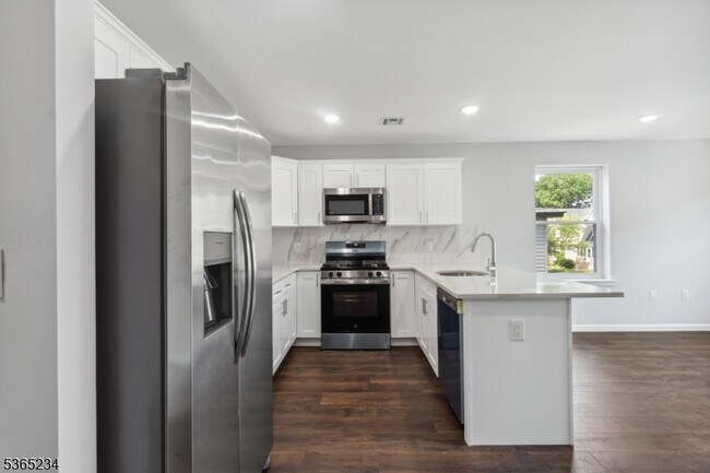 Building Photo - 889 S 17th St
