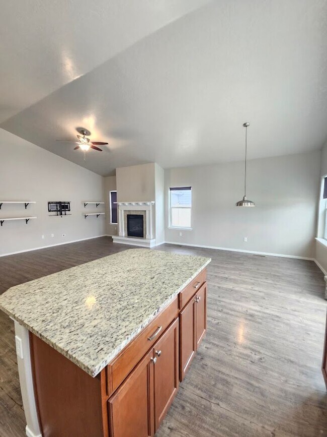 Building Photo - 3 Car Garage Home near Ten Mile!!