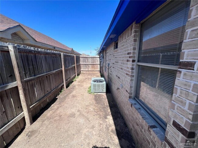 Building Photo - 20 Diamondhead Ave