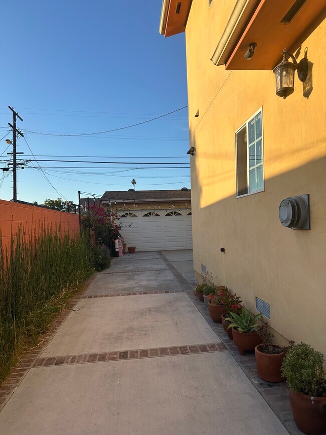Estacionamiento - Entrada para vehículos - 1317 W 49th St
