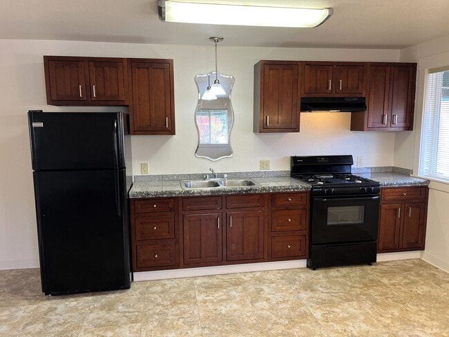 Building Photo - Large Cat-Friendly 1 Bedroom Apartment In ...