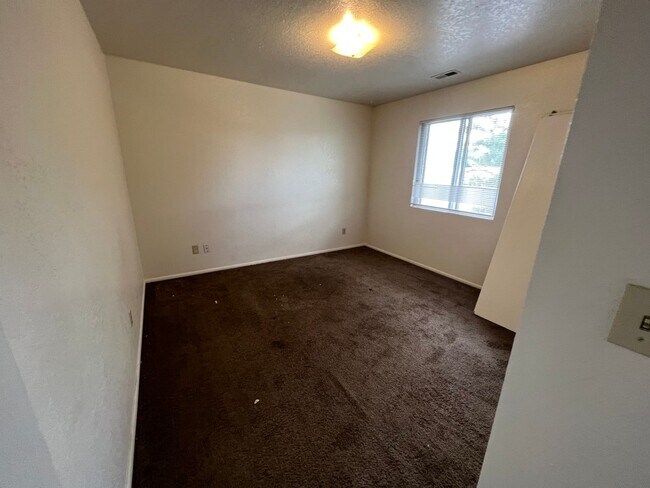 Building Photo - Diamond Ridge 02