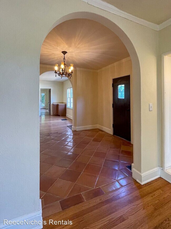 Building Photo - 5 br, 3.5 bath House - 101 W. 54th St