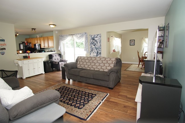 Building Photo - 327 Meadowlark Dr