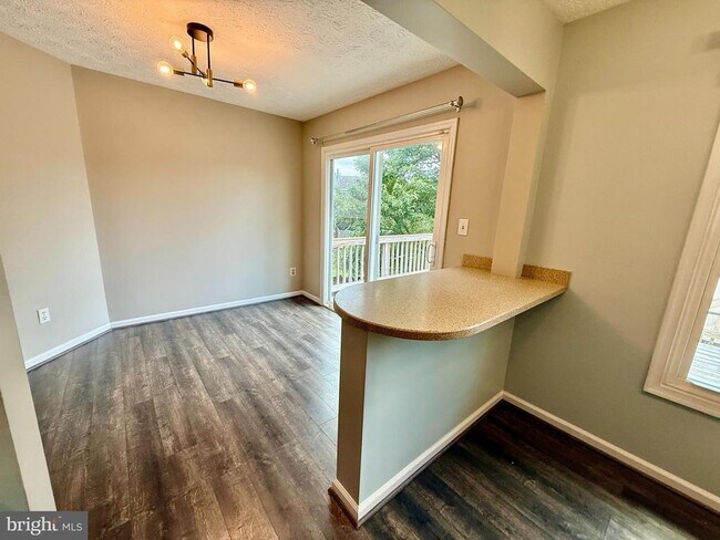 Foto del edificio - 2443 Warm Spring Way
