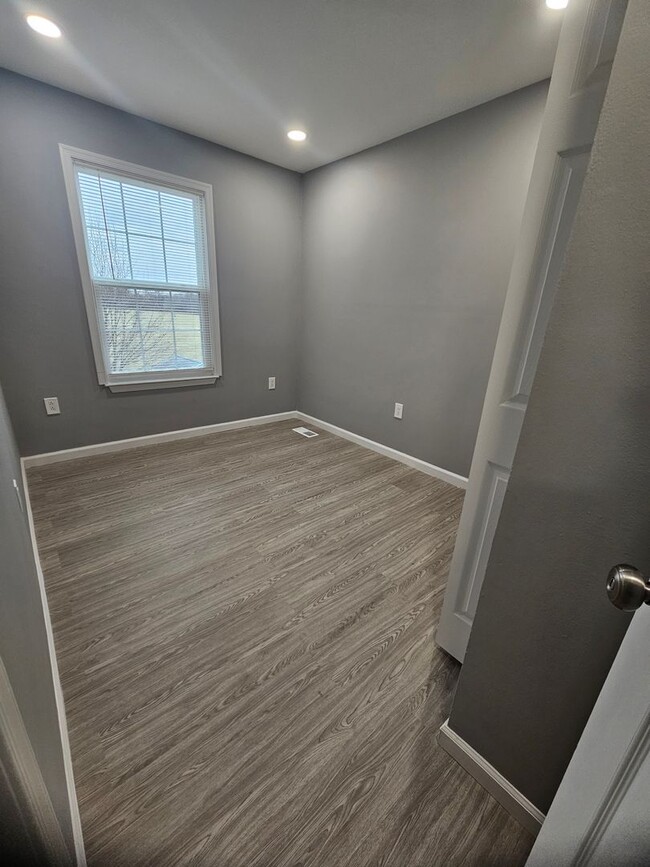 Building Photo - For Rent: Renovated Middletown Townhome, G...