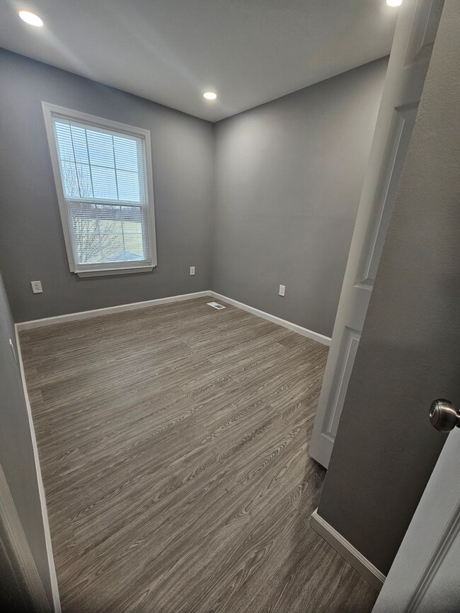 Building Photo - For Rent: Updated Middletown Townhome, Great Location - Available Now! – $1,650.00/Month