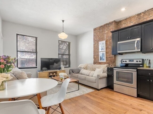 Building Photo - 18 E Springfield St